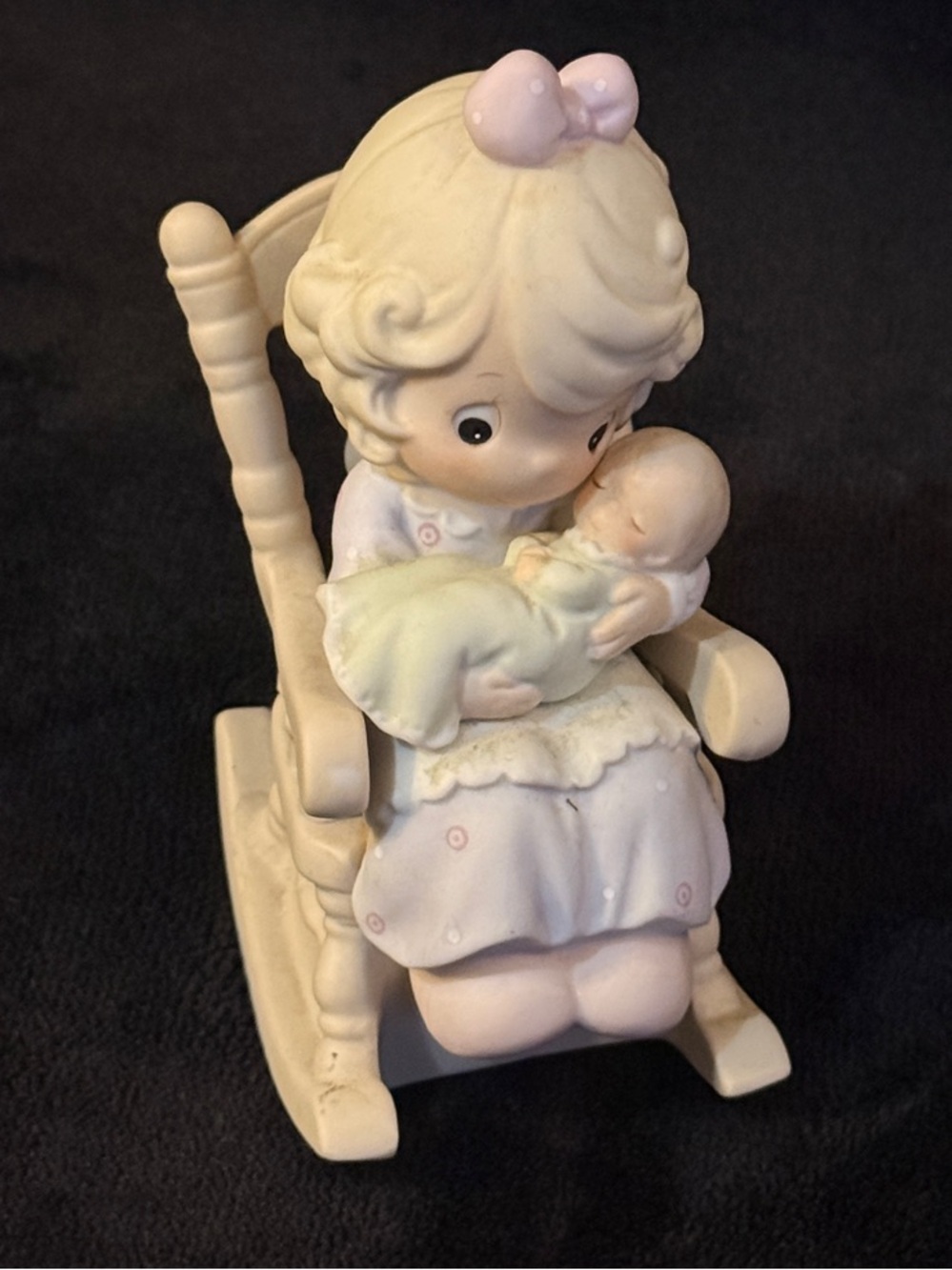Precious Moments Figurine LOVE NEVER LEAVES A MOTHER's ARMS